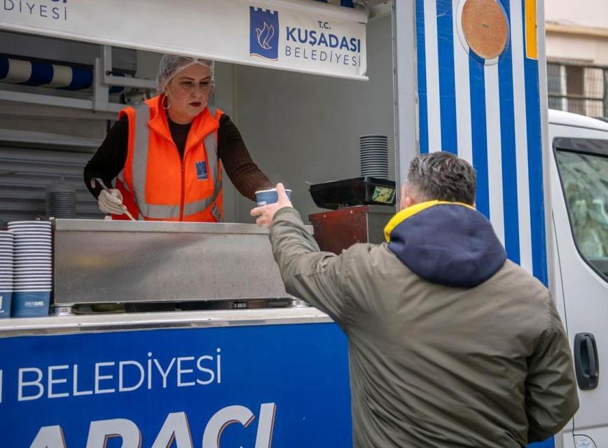 Kuşadası Belediyesi’nin sıcak çorba ikramı başladı
