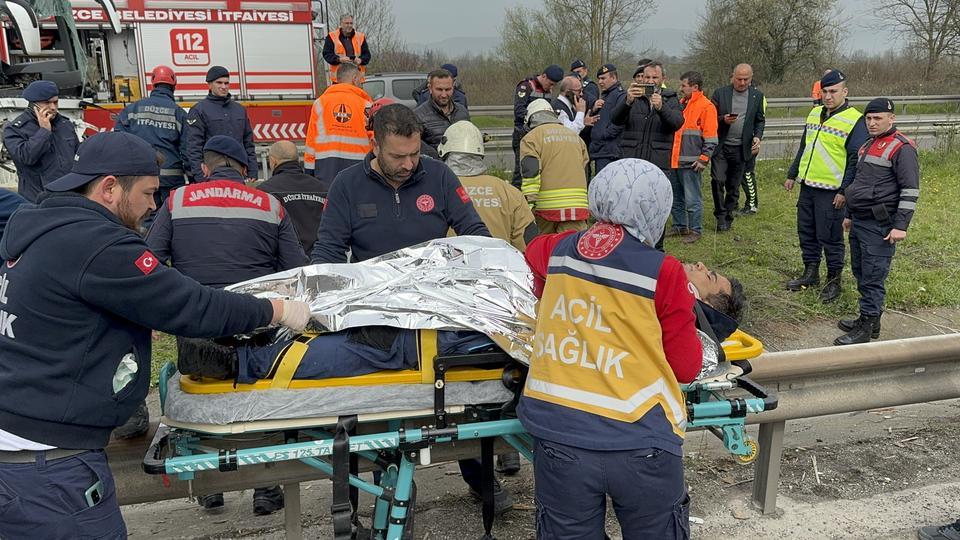 TIRLA ÇARPIŞAN OTOBÜS REFÜJE ÇIKTI: 1'İ AĞIR 15 YARALI