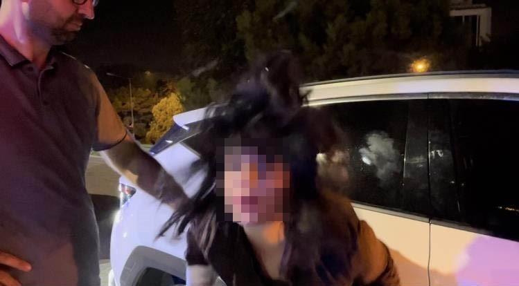 BURSA'DA ALKOLLÜ YAKALANIP OLAY ÇIKARAN KADIN TUTUKLANDI TERS YOLA GİRİP GAZETECİ VE POLİSLERE HAKARET EDEN KADIN TUTUKLANARAK CEZAEVİNE GÖNDERİLDİ