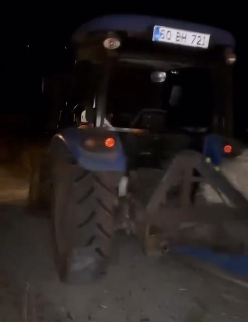 Kaza sonrası yola saman balyası koyarken traktör sürücüsüne de otomobil çarptı