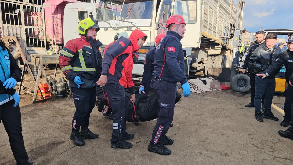 TAMİR ETTİKLERİ KAMYONUN KASASI ÜZERLERİNE DÜŞTÜ: 2 ÖLÜ, 1 YARALI OĞLUNU KURTARAN ADAMA HAYATINI KAYBETTİ