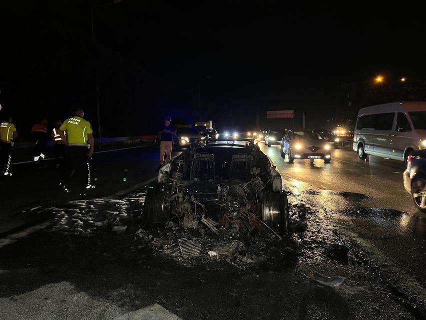 Alev alev yanan lüks otomobil hurda yığınına döndü
