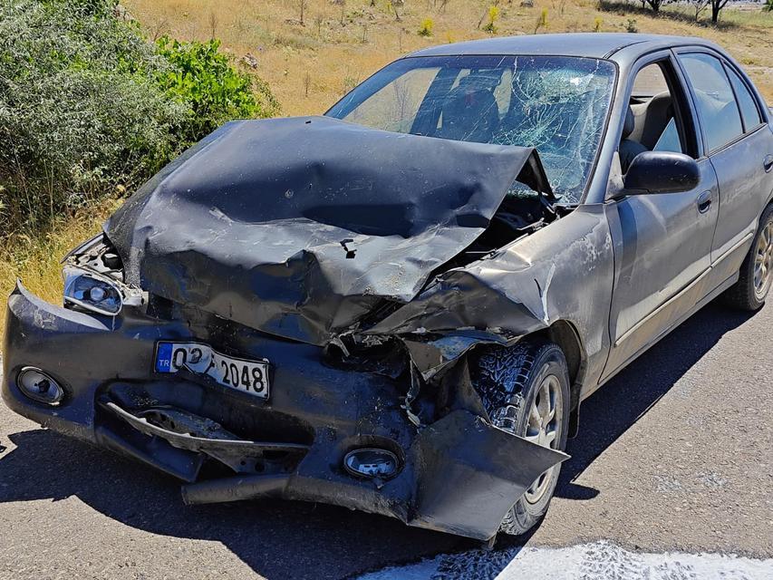 Otomobiller kafa kafaya çarpıştı: 1 yaralı