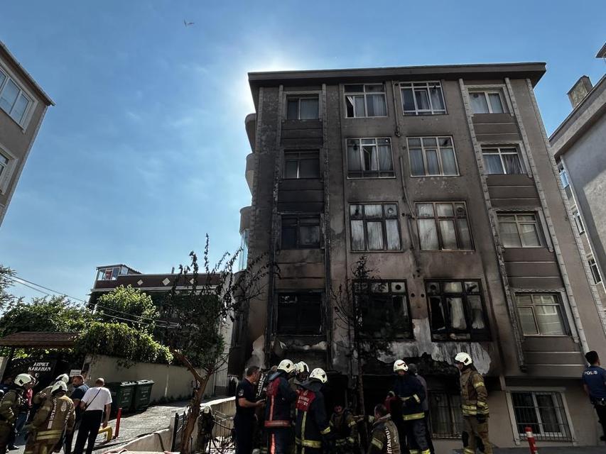 İlaç deposu alevlere teslim oldu