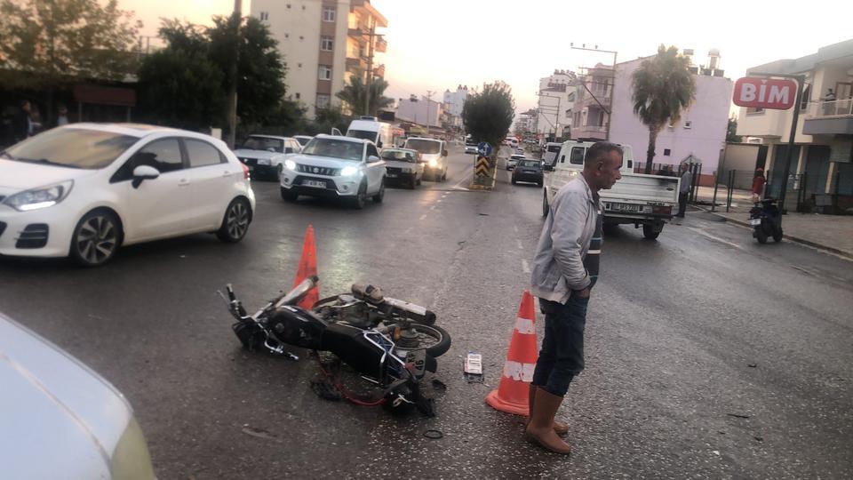 KAZADA YARALANAN KADIN YOLCU GÖZYAŞLARINA BOĞULDU OTOMOBİL İLE MOTOSİKLET ÇARPIŞTI: 2 YARALI
