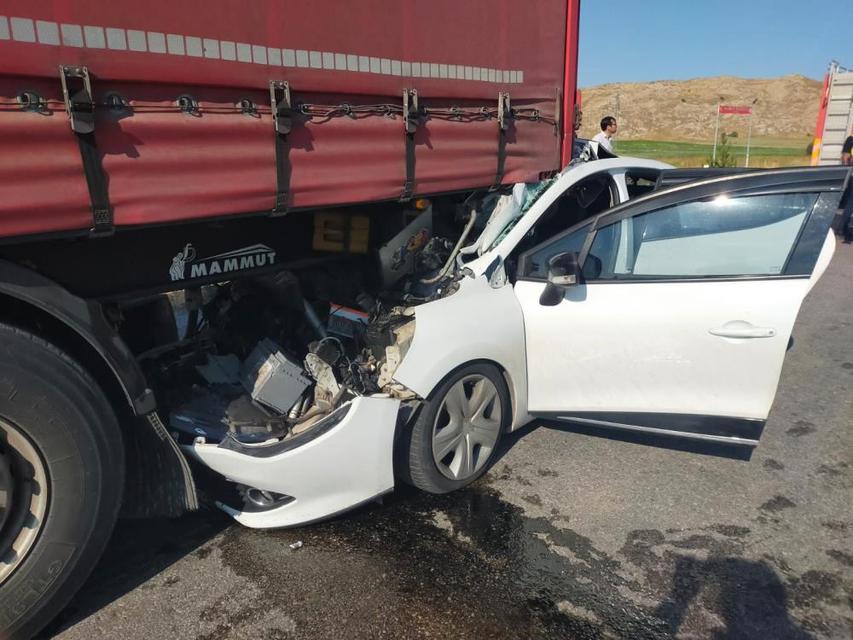 Otomobil tıra çarptı: 2'si çocuk 6 yaralı