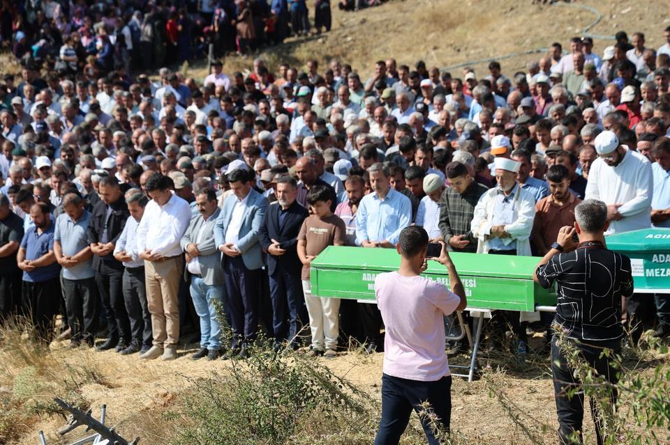 FECİ KAZADA HAYATINI KAYBEDEN 1'İ BEBEK 5 KİŞİ SON YOLCULUĞUNA UĞURLANDI ANNE DUYGU YILMAZ VE 8 AYLIK BEBEĞİ BİRLİKTE DEFNEDİLDİ