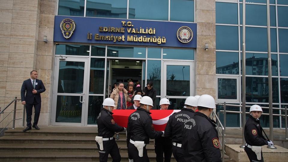 GÖREV ARKADAŞLARININ EN ZOR GÜNÜ: ÖLDÜRÜLEN POLİS ARKADAŞINI GÖZYAŞLARIYLA UĞURLADILAR MESLEKTAŞININ SİLAHIYLA VURULAN POLİS EDİRNE'DE TÖRENLE UĞURLANDI