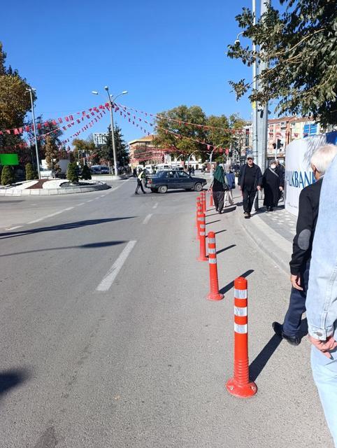 Kadın polis otomobili tek başına ittirerek çalıştırdı