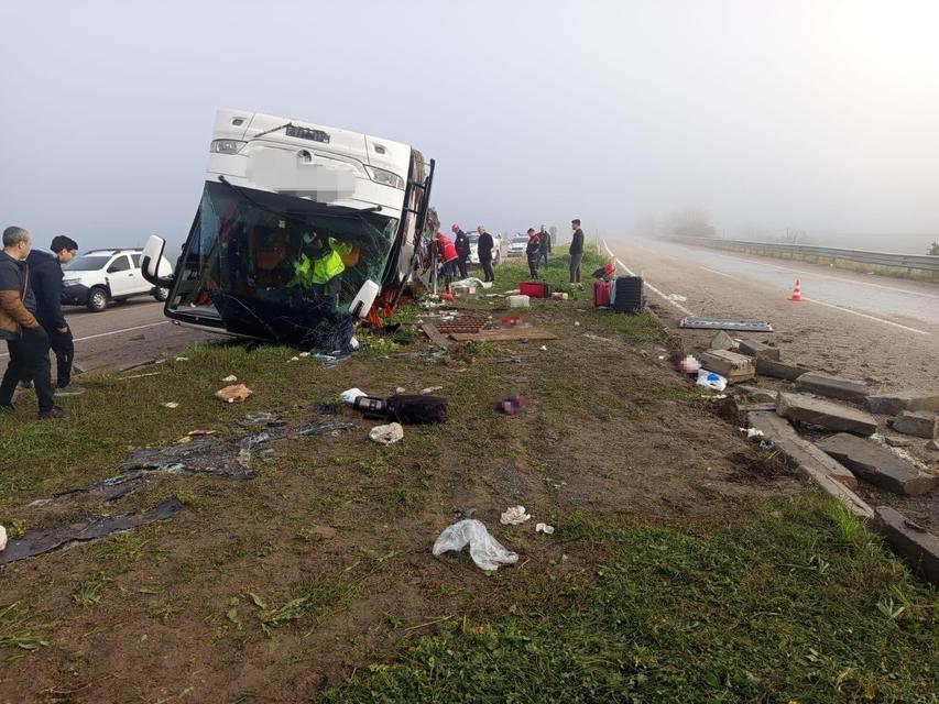 Yolcu otobüsü devrildi: 2 ölü, 17 yaralı