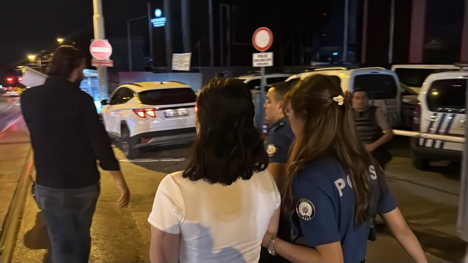 BURSA'DA ALKOLLÜ YAKALANIP OLAY ÇIKARAN KADIN TUTUKLANDI TERS YOLA GİRİP GAZETECİ VE POLİSLERE HAKARET EDEN KADIN TUTUKLANARAK CEZAEVİNE GÖNDERİLDİ