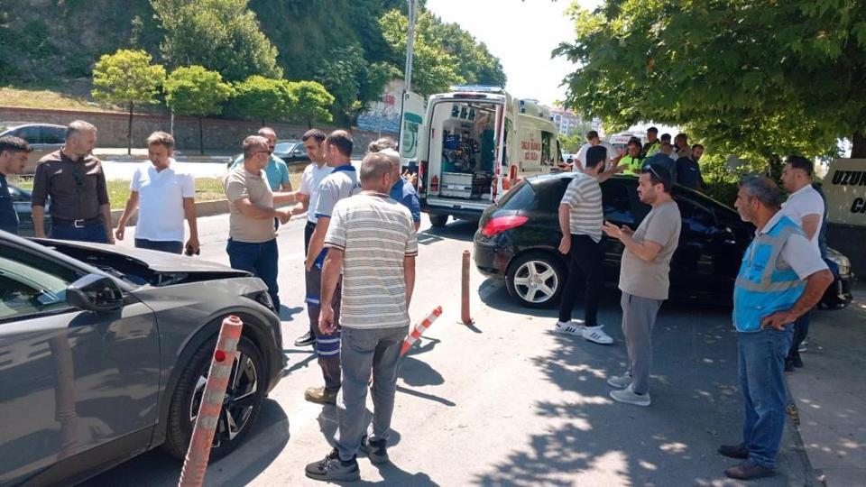 Kontrolden çıkan araç cami bahçesine daldı!