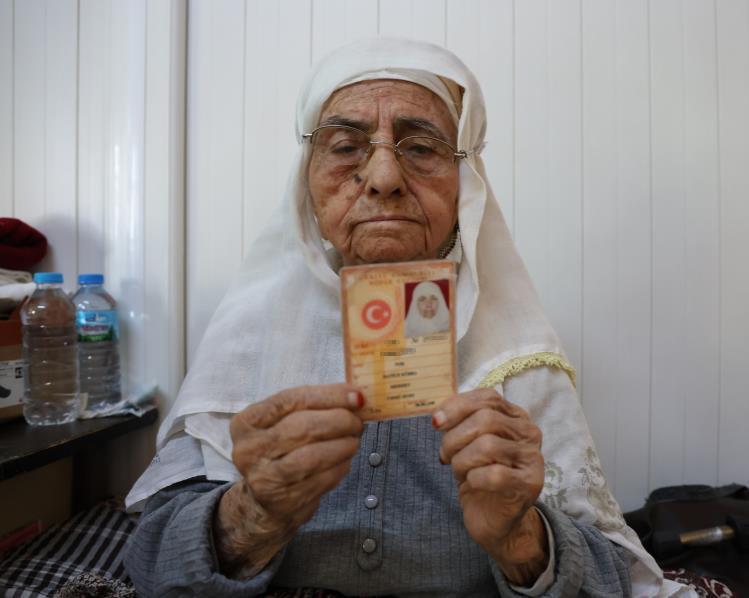 ASIRLIK HATİCE KÜBRA TEYZENİN ŞAŞIRTAN HAYAT HİKAYESİ HATİCE KÜBRA TEYZE, TÜM AİLESİ KARŞI ÇIKMASINA RAĞMEN ÇOCUĞU OLMADIĞI İÇİN KOCASINI KENDİ ELİYLE EVLENDİRMESİYLE DE TANINIYOR ŞİMDİ EŞİNİN DİĞER EŞİNDEN OLAN ÇOCUĞU SAYESİNDE GÜL GİBİ YAŞIYOR