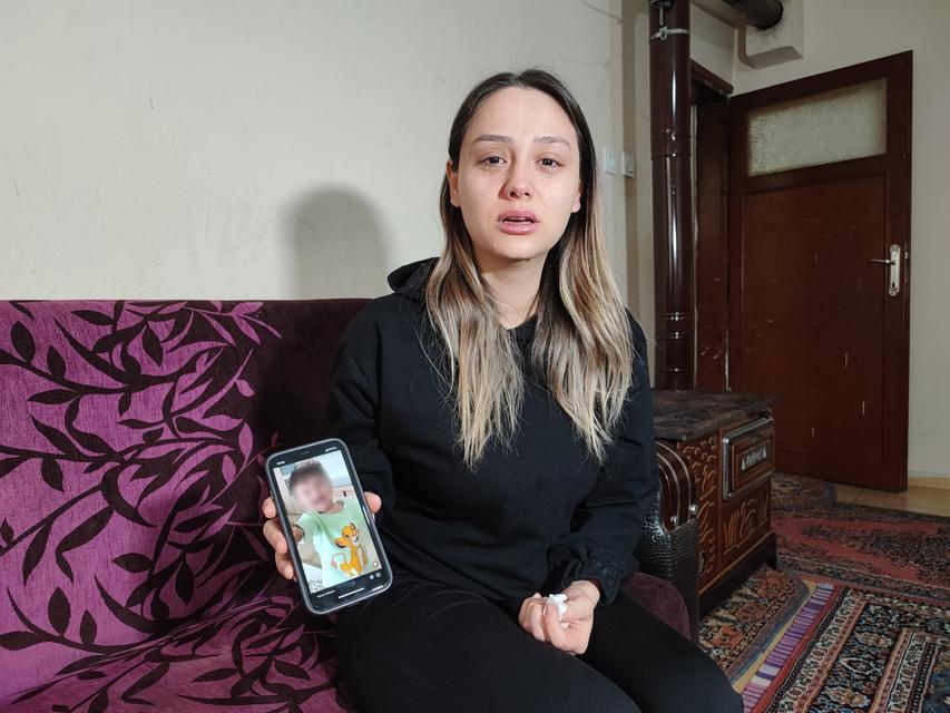 KOCASINI BIÇAKLAYAN KADIN ÇOCUĞUNU GÖREMEDİĞİ İÇİN GÖZYAŞLARINA BOĞULDU ADANA'DA DOLMUŞ SÜREN KOCASINI BIÇAKLAYAN KADIN ÇOCUĞUNU HALA GÖREMEDİĞİ İÇİN GÖZYAŞLARINA BOĞULURKEN, EŞİNİN KUMAR BORCU OLAN ERKEKLERDEN AHLAKSIZ TEKLİF ALDIĞINI SÖYLEYEREK, "EŞİME DURUMU ANLATTIM BANA 'BİR KEREDEN BİR ŞEY OLMAZ' YANITINI VERDİ" DEDİ GENÇ KADIN EŞİ TARAFINDAN DEFALARCA ŞİDDETE MARUZ KALDIĞINI, BİR KERESİNDE DE ÇALIŞTIĞI İŞ YERİNE GELEREK BOĞAZINI SIKTIĞINI VE KENDİSİNİ ÖLDÜRMEYE ÇALIŞTIĞINI İLERİ SÜRDÜ