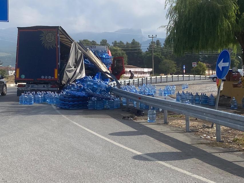 Virajı alamayan su yüklü tır devrildi