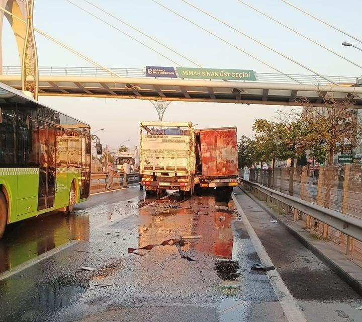 Tıra çarpan kamyonun kupası ezildi: Sürücü sıkıştı
