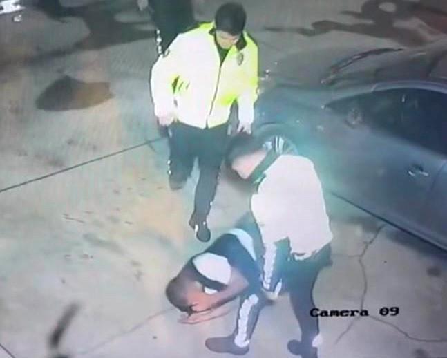 İZMİR'DE ÇEVİRMEDEN KAÇTIĞI İLERİ SÜRÜLEN ŞAHSI DARP EDEN TRAFİK POLİSLERİ HAKKINDA SORUŞTURMA BAŞLATILDI