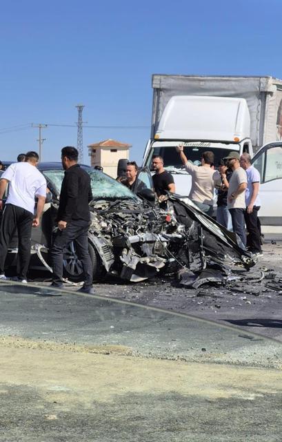 Otomobille kamyonet çarpıştı: 1'i ağır 5 yaralı