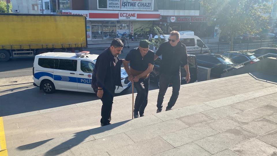 78 yaşındaki eşini satırla öldürdü: Bastonla adliyeye getirildi