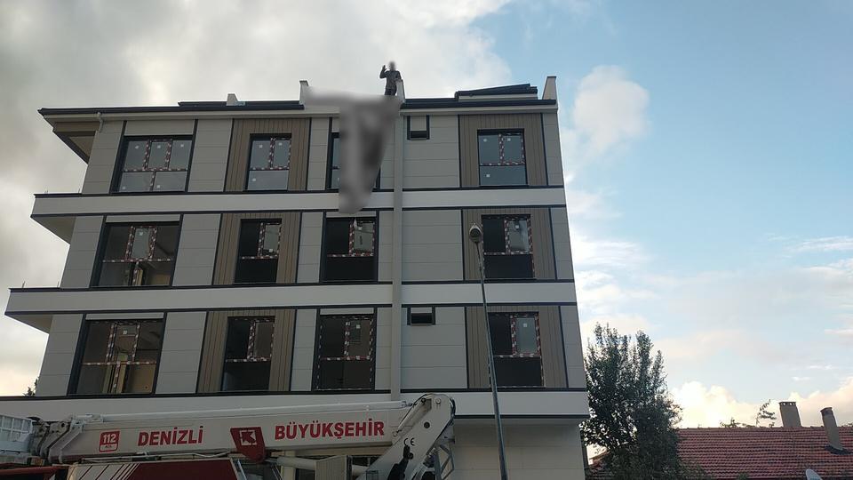 EŞİYLE TARTIŞIP ÇATIYA ÇIKAN GENCİ BAŞKAN SON ANDA ÇEKİP ALDI