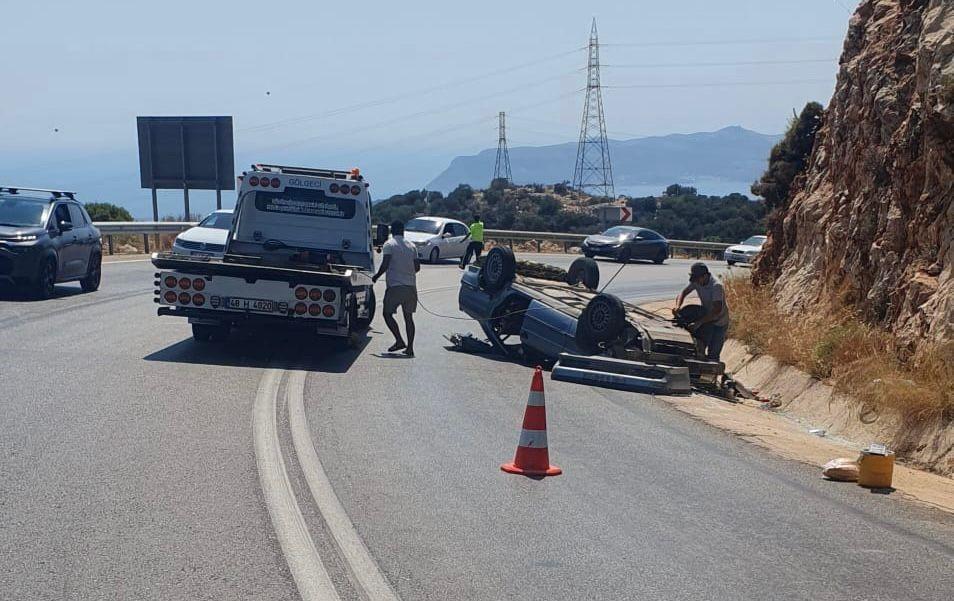 Otomobil dağlık alana çarparak ters döndü: 2 yaralı