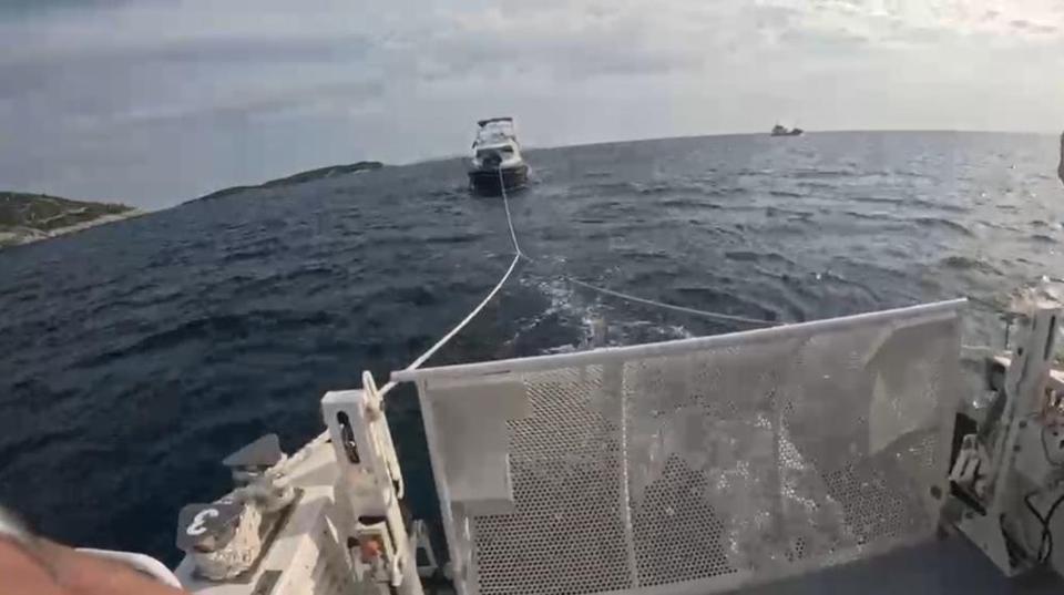 Kuşadası'nda motor arızasıyla sürüklenen teknedeki iki kişi kurtarıldı