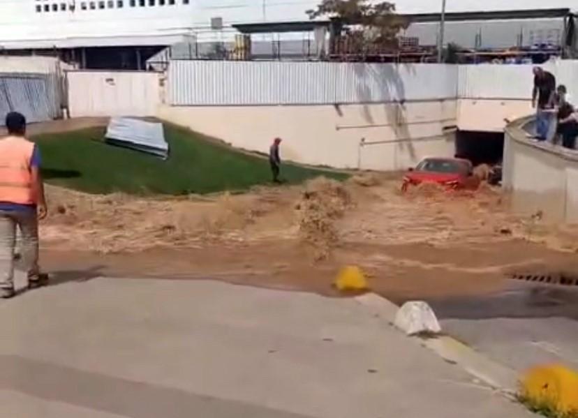 Su borusu patladı: Otopark göle döndü