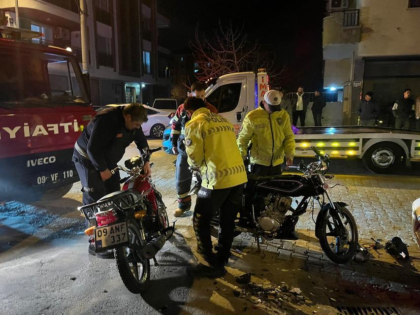 İKİ MOTOSİKLET, OTOMOBİL İLE KAFA KAFAYA ÇARPIŞTI: 3 YARALI