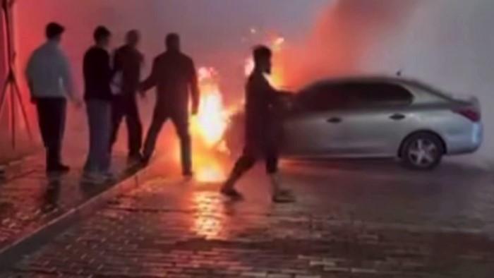 Park halindeki otomobil alev alev yandı