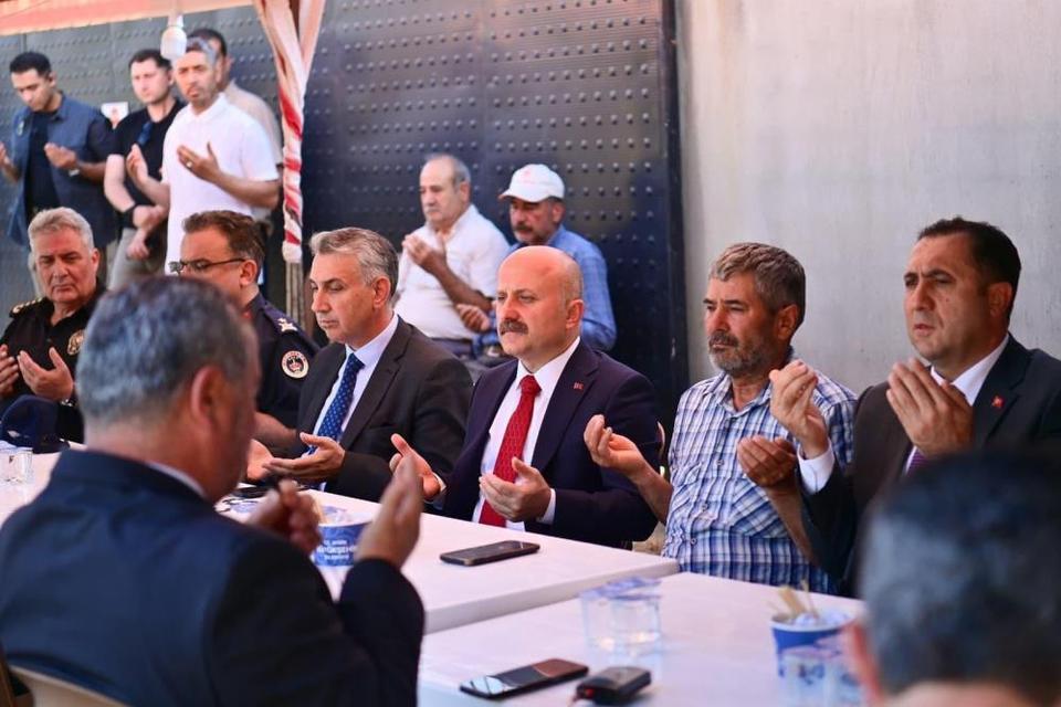 Aydın Valisi Varol'dan şehit polis Tayfun Baş'ın ailesine taziye ziyareti