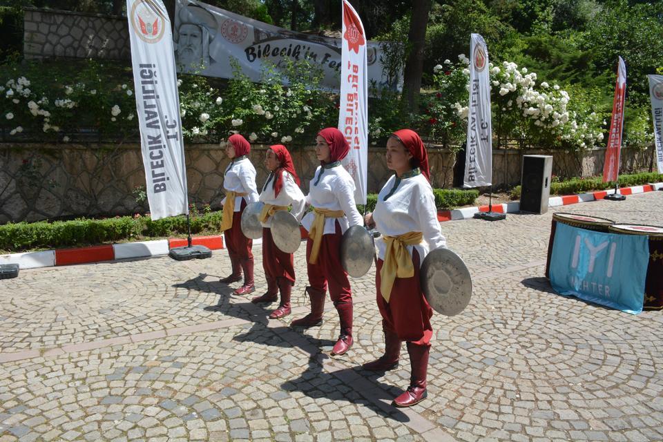 DÜNYADA VE TÜRKİYE'DE BİR İLK BU KIZLARI GÖRENLER GÖZLERİNE İNANAMIYOR BURSA GELENEKSEL OKÇULUK SPOR KULÜBÜ BAŞKANI AKIN AHU: "TÜRKİYE'DE VE DÜNYADA BİR İLK OLAN TAMAMI KIZLARIMIZDAN OLUŞAN BİR KILIÇ KALKAN EKİBİMİZ VAR" EKİP ÜYESİ ESLEM NUR KARAASLAN: "ERKEKLERİN OYNADIĞI BİR OYUNU KADIN EKİP OLARAK OYNAMAK BİZE ÇOK MUTLULUK VERİYOR"