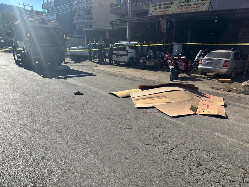 Çöp kamyonunun altında feci şekilde can verdi