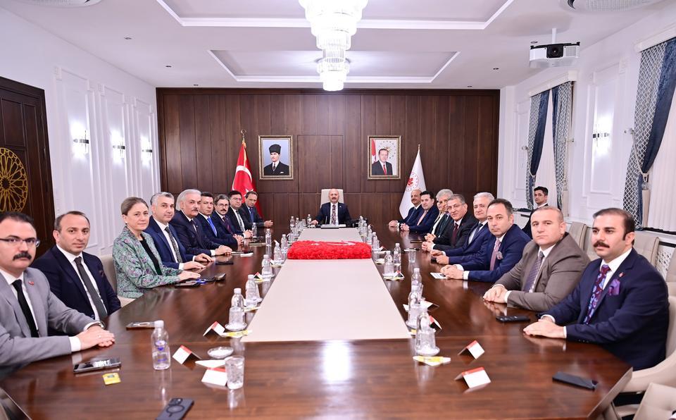 Vali Varol, vali yardımcıları ve kaymakamlarla toplantı düzenledi