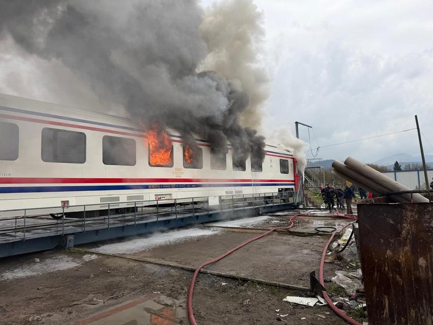 Yeni üretilen vagon alev alev yandı