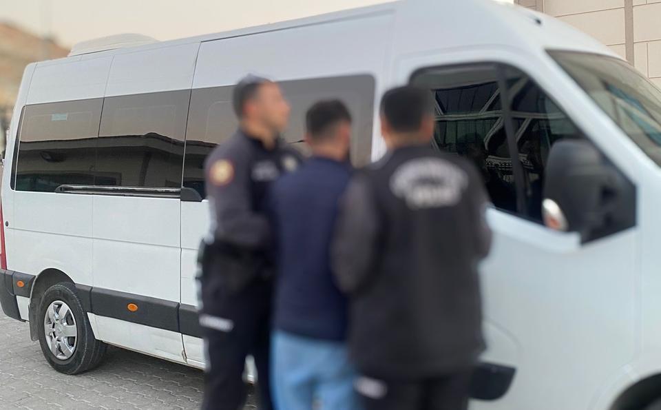 KUŞADASI'NDA ÇEŞİTLİ SUÇLARDAN ARANAN ŞÜPHELİ YAKALANDI