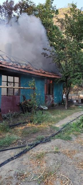 Yanan ev kullanılmaz hale geldi