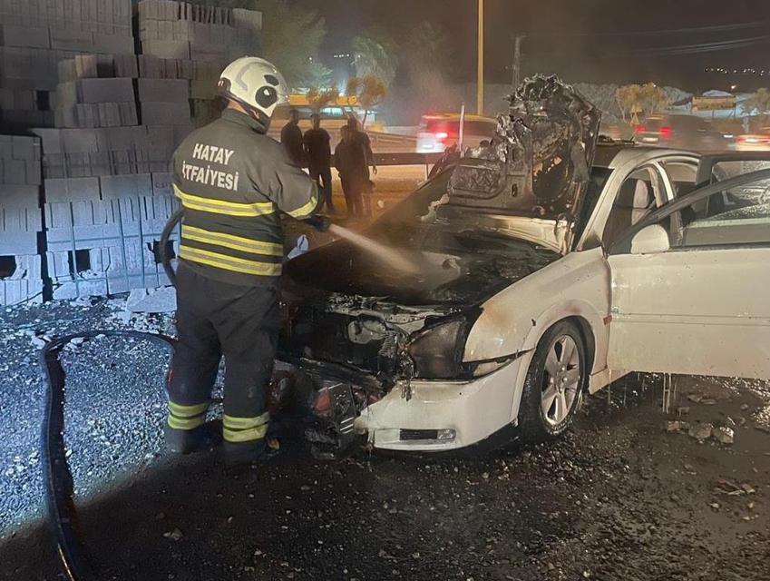 Otomobilin motor kısmı yandı