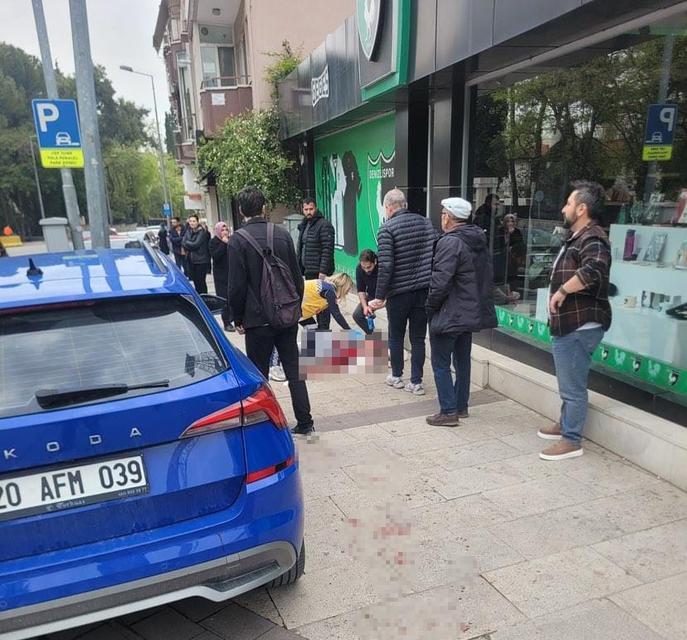 Eski karısıyla sevgilisini sokak ortasında bıçakladı: 1 ölü, 1 ağır yaralı