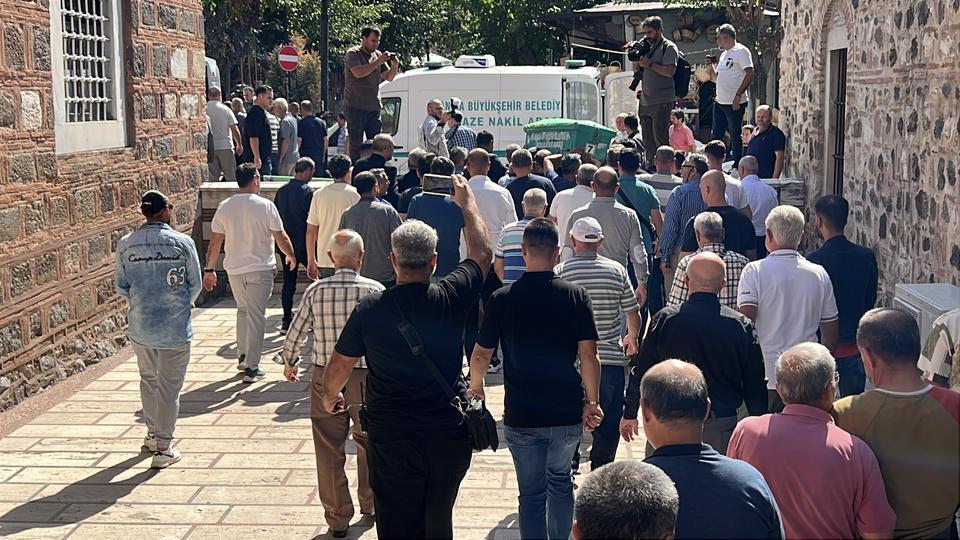 EŞİ TARAFINDAN ÖLDÜRÜLEN KADININ CENAZESİNDE DUYGU DOLU ANLAR MANİSA'DA BOŞANMA AŞAMASINDAKİ EŞİ TARAFINDAN ELLE BOĞULARAK ÖLDÜRÜLEN KADIN SON YOLCULUĞUNA GÖZYAŞLARIYLA UĞURLANDI GÜZELLİK SALONU İŞLETMECİSİ OLAN SELDA ELLER'İN İŞ YERİ ÖNÜNDE YAPILAN HELALLİK ALINMASINDA KIZI RABİA ANNESİNİN TABUTUNA SARILARAK 'KALBİNİ KIRDIYSAM ÖZÜR DİLERİM ANNE' DİYEREK GÖZYAŞLARINA BOĞULDU