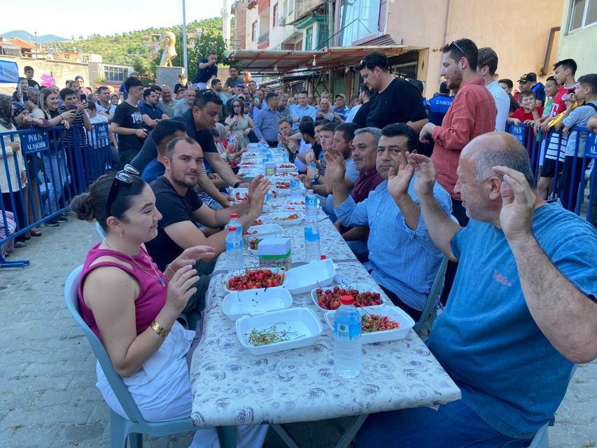 MANİSA'DA DÜZENLENEN KİRAZ FESTİVALİ'NDE KİRAZ YEME YARIŞMASI RENKLİ GÖRÜNTÜLERE SAHNE OLDU KIYASIYA MÜCADELENİN YAŞANDIĞI 5 DAKİKALIK YARIŞMANIN KAZANANI 2 GRAM FARKLA BÜYÜK ÖDÜLÜ KAZANDI