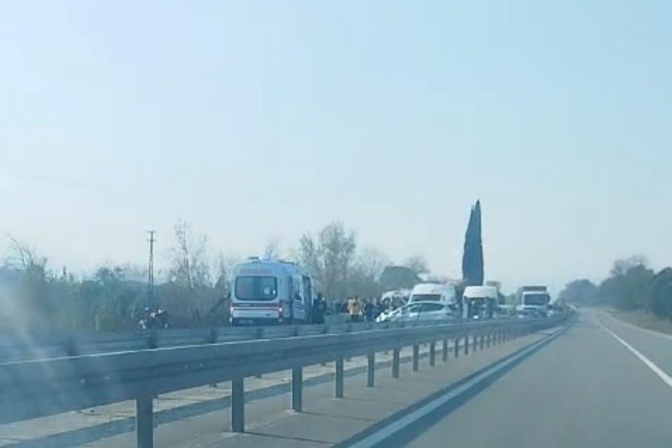 GERMENCİK'TE 3 ARAÇLI TRAFİK KAZASI: 4 YARALI