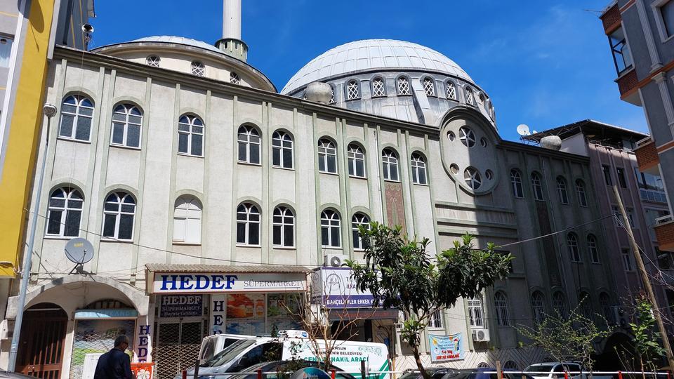 BAŞÖRTÜ TAKIP CAMİDE KADINLARIN ARASINDA NAMAZ KILARAK TACİZ İDDİASI