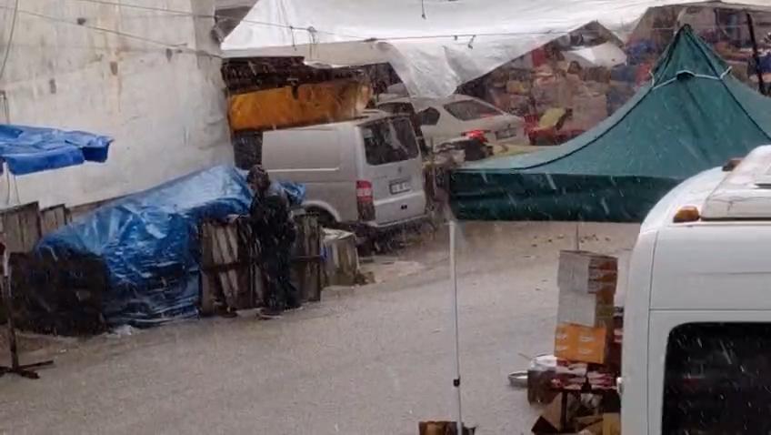 Sağanak pazarcılara zor anlar yaşattı