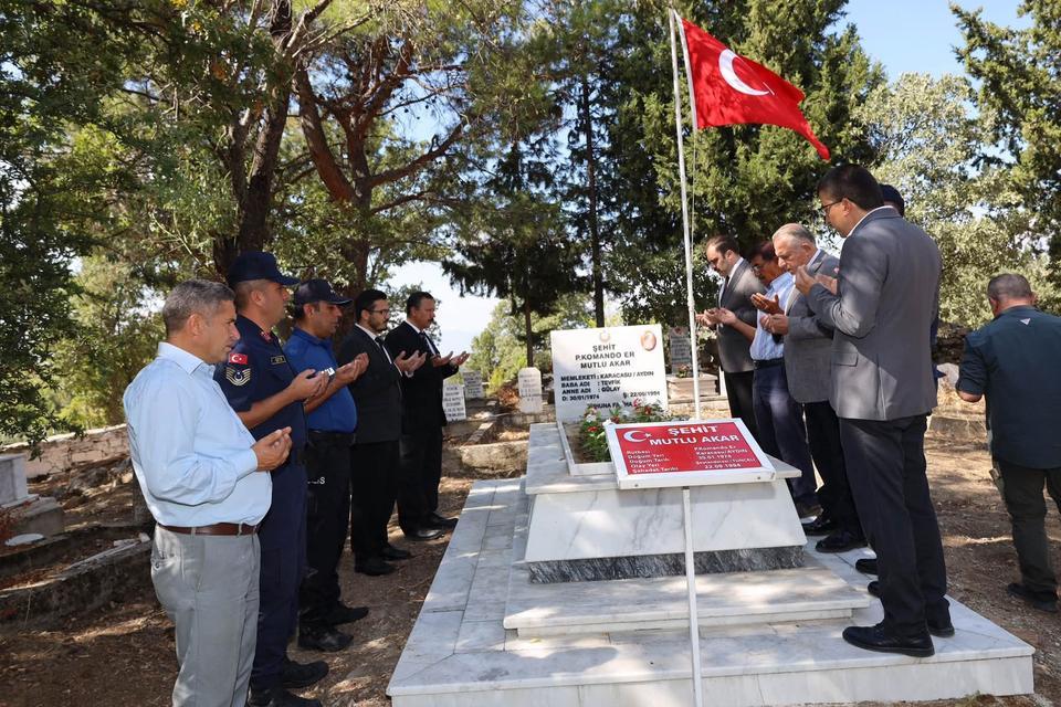 Karacasu'da şehit Akar mezarı başında anıldı