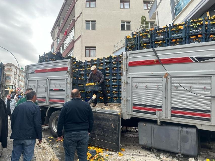 FRENİ PATLAYAN KAMYON ÖNÜNE ALDIĞI ARACI SÜRÜKLEYEREK DÜKKANA GİRDİ: 2 YARALI KAZA ANI GÜVENLİK KAMERALARINA YANSIDI