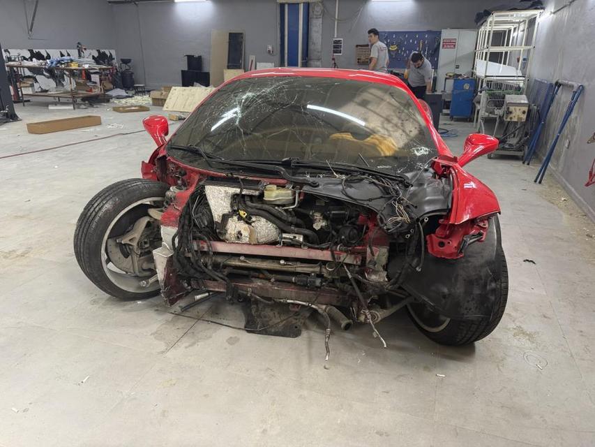 17 milyonluk Ferrari köprü direğine çarptı