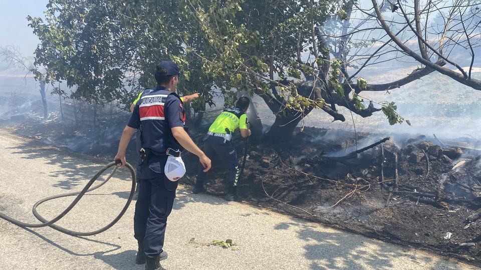 ÇANAKKALE'DEKİ ORMAN YANGININDA KÖYE ULAŞAN ALEVLER KARŞISINDA JANDARMA VE KÖYLÜLER SEFERBER OLDU