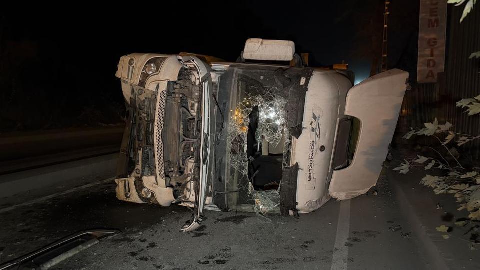 Kontrolden çıkan hafriyat kamyonu yan yattı. 1 yaralı