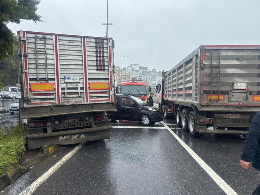 Kontrolden çıkan tır, kırmızı ışıkta bekleyenlere çarptı