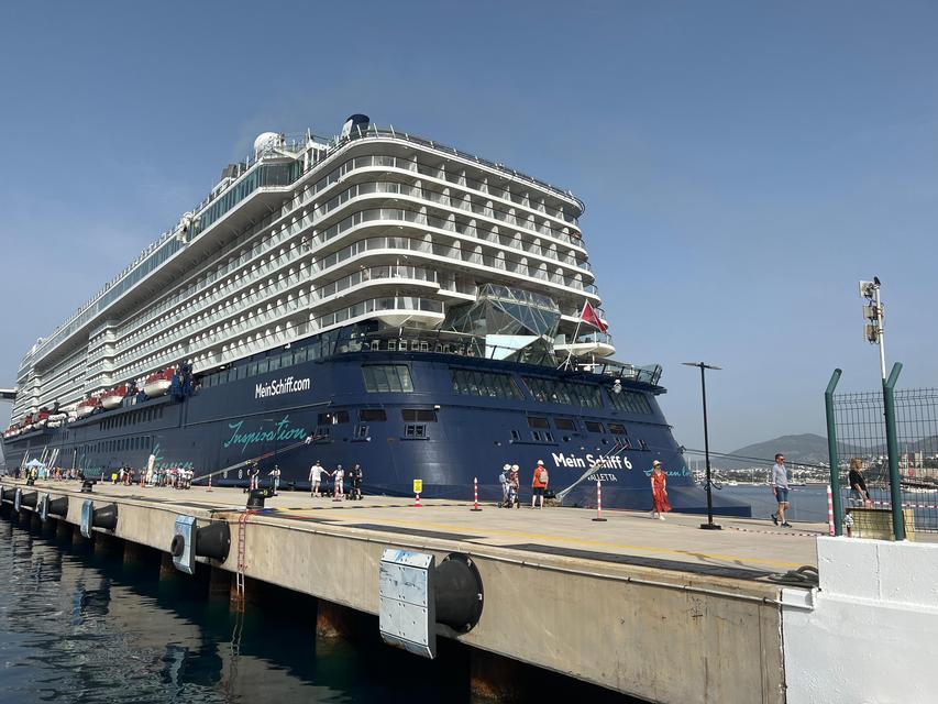 DEV GEMİ 2 BİN 571 YOLCU İLE BODRUM'A GELDİ